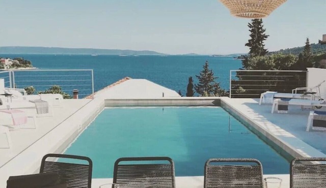 Chic 2 room apartment, 2 bathrooms, heated pool, sea view, close to Trogir