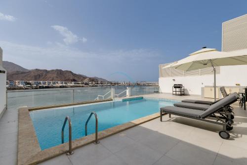 Coastal Escape with Private Pool, Breathtaking Sea And Mountain Views, Near Al Aqah Beach - Al Dana Island, Fujairah by Deluxe Holiday Homes in Fujairah
