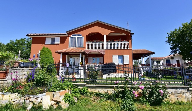 Comfortable apartment in Valizza-Umag, surrounded by greenery, air-conditioned, WiFi