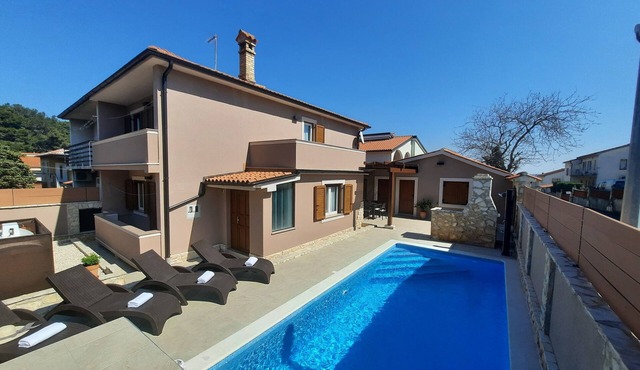 Comfortable villa with private pool, 2.5 km from the center of Pula