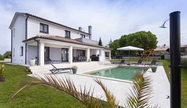 Completely new! Exclusive villa with 4 bedrooms and a private 32 m² pool