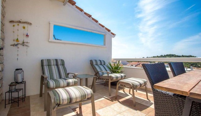 Cosy apartment for 3 people with A/C, WIFI, TV, terrace and pets allowed in Hvar