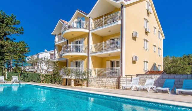 Cosy apartment for 4 guests with pool, A/C, WIFI, TV and patio in Crikvenica