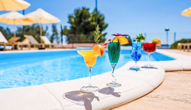 Cosy apartment for 5 guests with A/C, WIFI, pool, TV, terrace and pets allowed in Solin