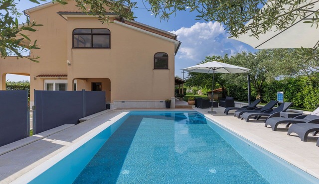Cosy apartment for 6 guests with private pool, WIFI, A/C, TV and terrace