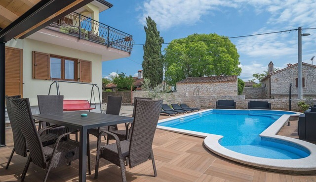 Cosy apartment for 6 people with WIFI, A/C, pool, TV, terrace and pets allowed