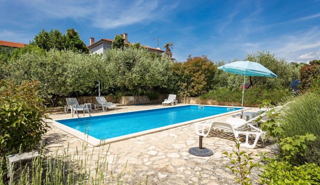 Cosy apartment for 8 guests with A/C, WIFI, pool, TV, terrace and pets allowed in Umag