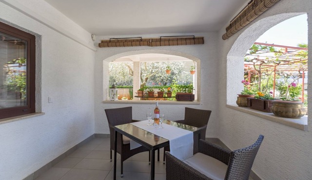 Cosy apartment just 400 metres from the beach with parking, washing machine and garden