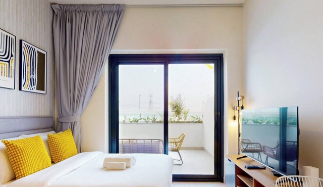 Cosy Studio with Balcony l Close to Downtown Dubai in Meydan