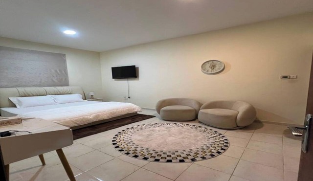 Cozy 1-bedroom apartment in peaceful Dubai with AC in Dubai