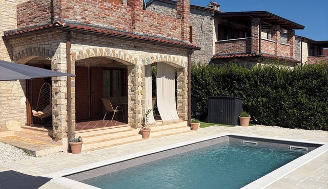 Cozy 4-bedroom house in perfect Čabrunići with pool. in Čabrunići