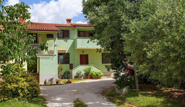 Cozy apartment in Cabrunici with WiFi