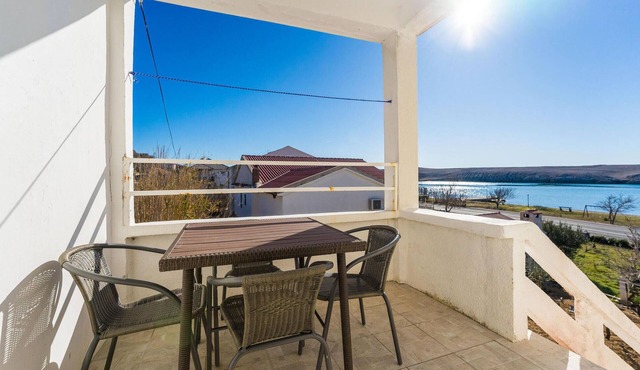 Cozy apartment in Dinjiska with house sea view