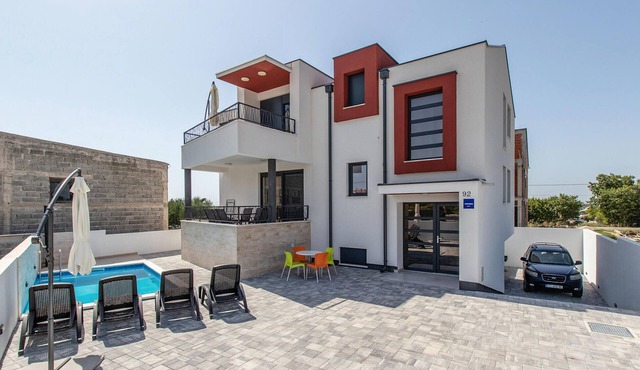 Cozy apartment in Vrsi with outdoor swimming pool