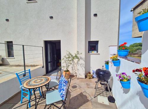 Cozy cottage with seaview and parking ideal for small family