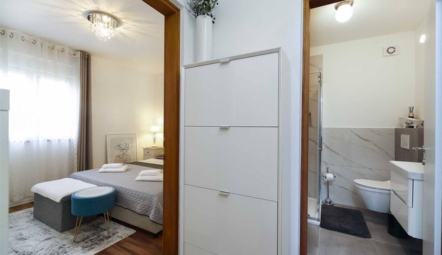 Cozy Couple's Getaway: 1-Bed 1-Bath Apartment with Parking