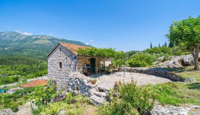 Cozy home in Gruda with WiFi