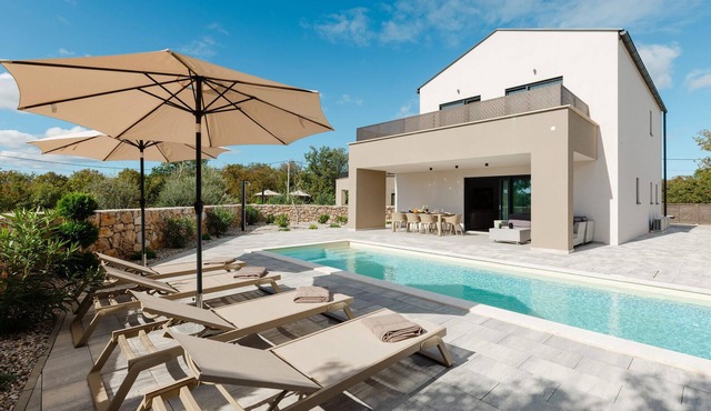 Cozy home in Kras with private swimming pool, can be inside or outside