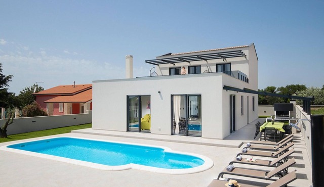 Cozy home in Pula with private swimming pool, can be inside or outside in Pula