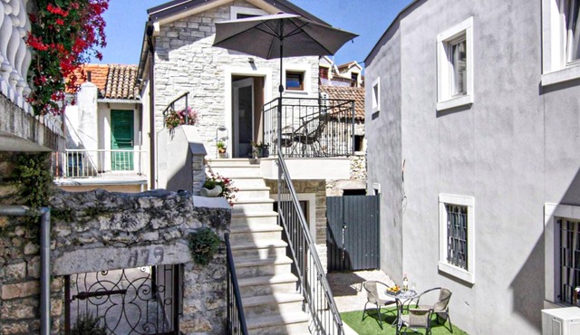 Cozy home in Turanj with WiFi