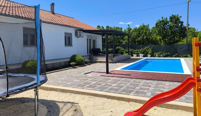 Cozy home in Vinjani Gornji