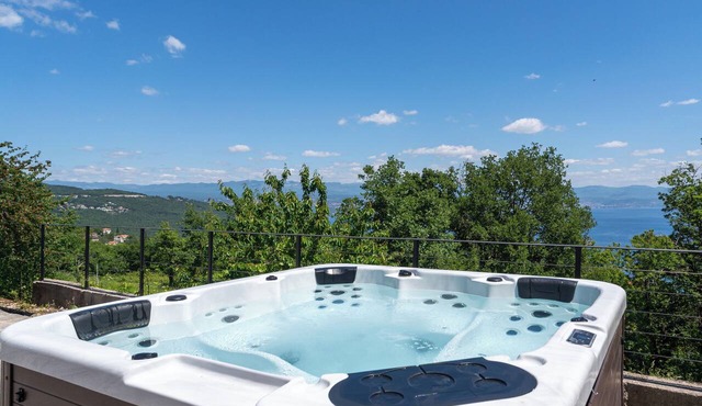 Cozy house with jaccuzzi and barbecue
