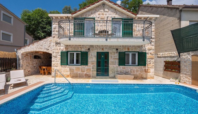 Cozy Villa for 8 with Pool and Jacuzzi in Šumet