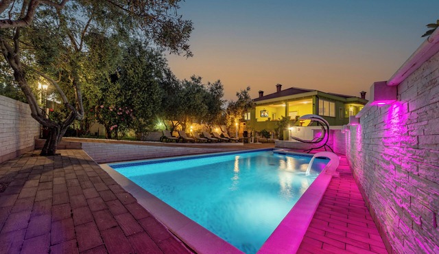 Dalmatian holiday home with swimming pool in Sukošan