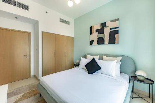 Daniels 1BR with Park View at Creek Horizon in Dubai