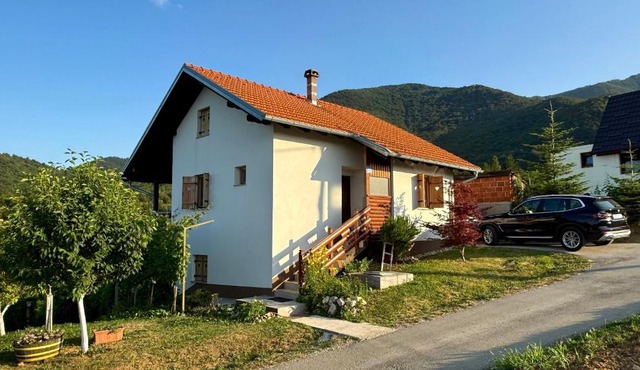 Dedina Klet - Vineyard Cottage with Mountain View