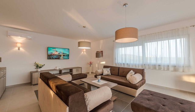 Deluxe Four Bedroom Villa with Private Pool (Villa 6) in Debeljak