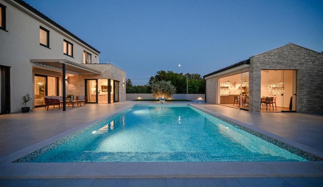 Deluxe Villa Vonskari with Heated Pool and Complete Privacy