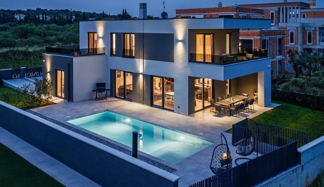 Deluxe Villa with pool Premantura