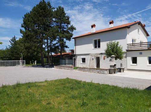 Divača, Vila Srebrna in Matavun