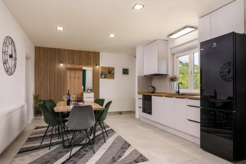 Divine Apartment Drnis - "Modern comfort at the gateway to Krka National Park" in Drniš