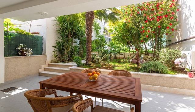 Dog-friendly apartment with Mediterranean garden - 600 metres from the beach
