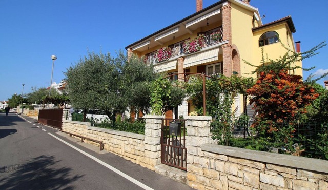 Dog-friendly flat just 600 metres from the beach with garden and barbecue in Porec