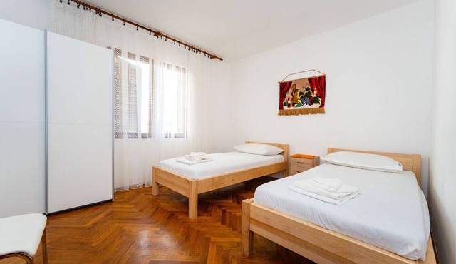 Drazen Charming Three Bedroom Apartment in Novalja