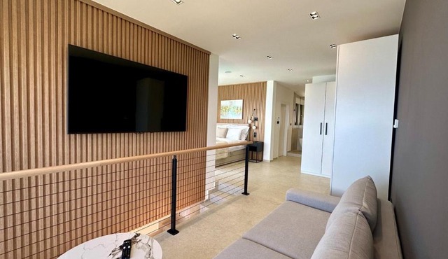 Dream 1-Bedroom Villa with Heated Indoor Pool, Jacuzzi & Sauna and BBQ in Medveja