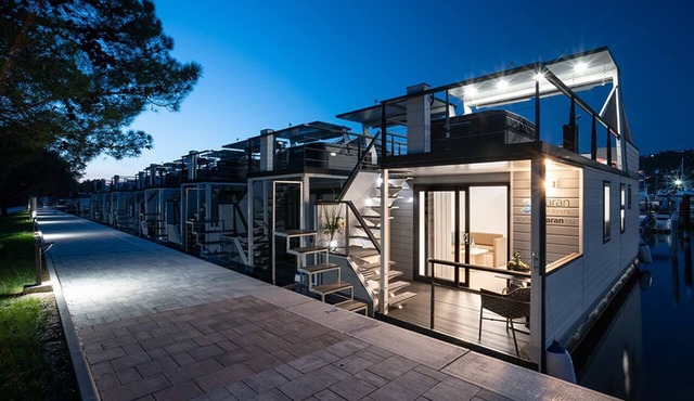 Dreamy houseboat by the sea with terrace and hot tub in Portoroz
