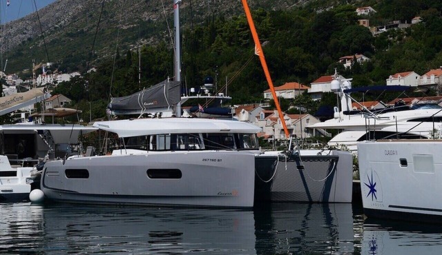 Dubrovnik Delight: A Sun-Kissed Sailing Experience in Komolac