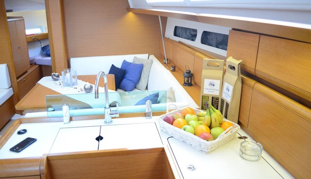 Dubrovnik Delight: Sun-soaked Sailing Adventure