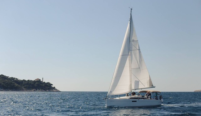 Dubrovnik Delight: Sun-soaked Sailing Adventure