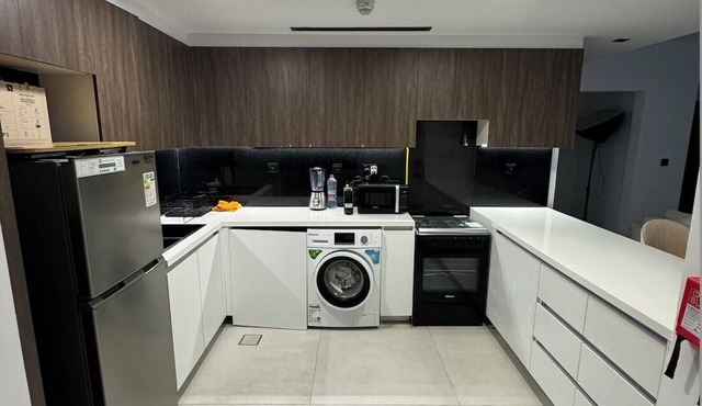Elegant 2-Bedroom, 2-Bath Luxury Apartment in the Heart of Je VC in دبيDubai