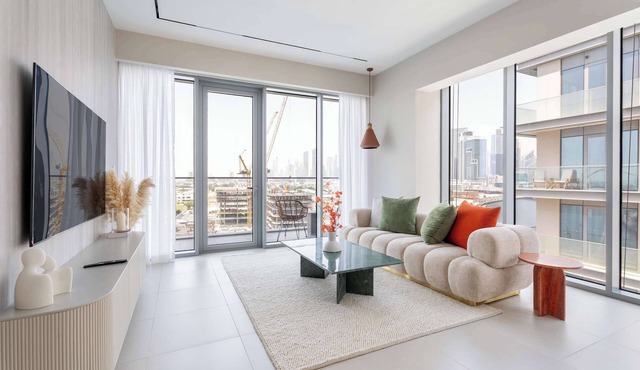 Elegant 3BR + Office | Canal View | Pool & Gym Access in Al Wasl