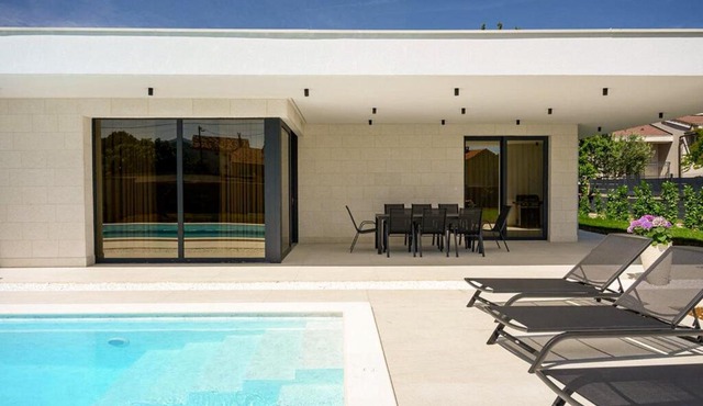 Exklusive Luxusvilla with heated pool - pet friendly in Donji Proložac
