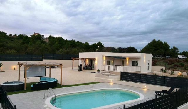 Familly house with heated pool WHITOUT CHEMICAL,jacuzzi&cinema projector