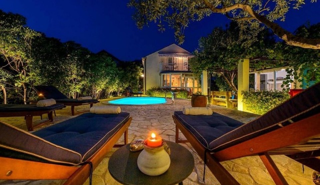 Family Four Bedroom Holiday Home with Pool