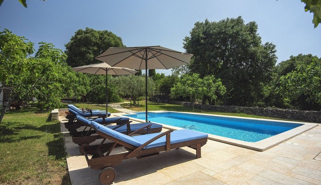 Family friendly house with a swimming pool Valtura, Pula (K-22734) in Pula