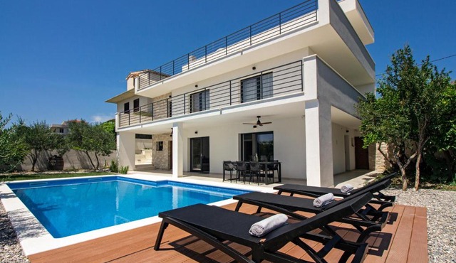 Family House "Villa Gyra" with Private Swimming Pool, Indoor BBQ, Gym and Gaming room!